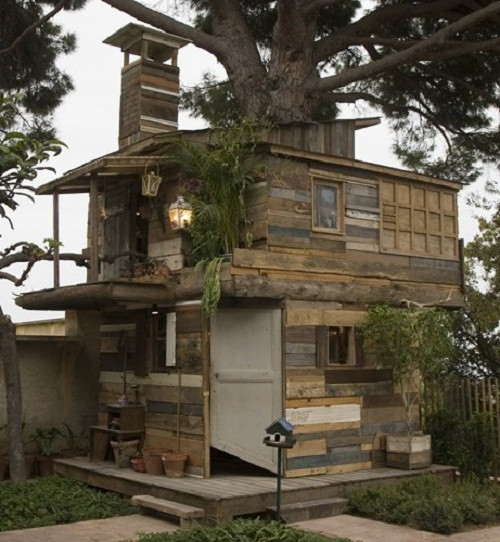 Căn nhà xây quanh gốc cây làm trụ, với cấu trúc hầu hết từ vật liệu tái chế như các mảnh gỗ, đồ cũ khác. Ảnh: OC.