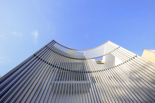 Những thanh thép còn tạo ra hiệu ứng thị giác bắt mắt.