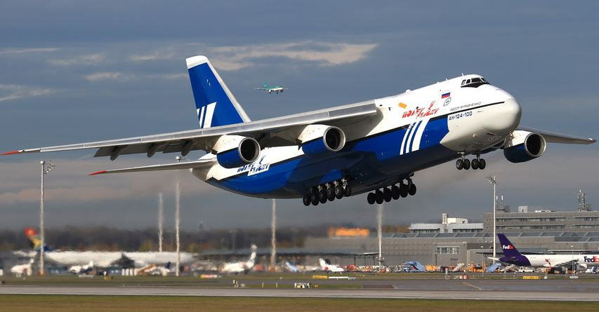 Antonov An-124 Ruslan là loại máy bay lớn nhất từng được sản xuất hàng loạt. An-124 phiên bản quân sự có thể chở 150 tấn hàng hoá và 88 người trong một khoang phía trên sau buồng lái.