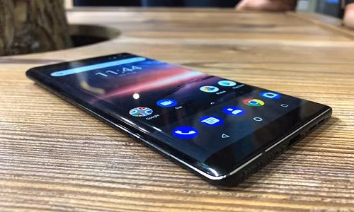 Nokia 9 là smartphone sẽ đi kèm 3 camera giống nhieemHuawei P20 Pro, nhưng cách bố trí hơi khác.