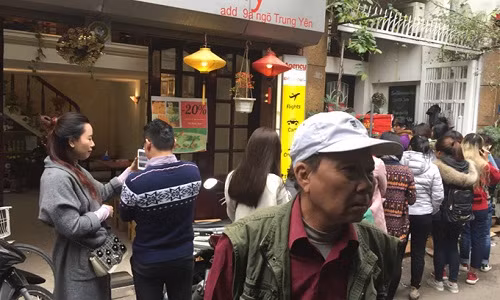 Thực khách xếp hàng ăn bún ngan.