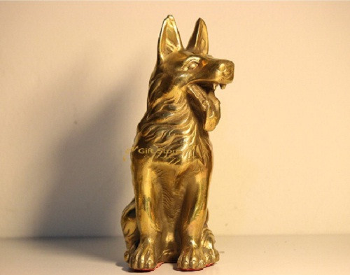 Tượng chó linh vật bằng đồng có thể trang trí phòng khách. Ảnh: GiftStore.