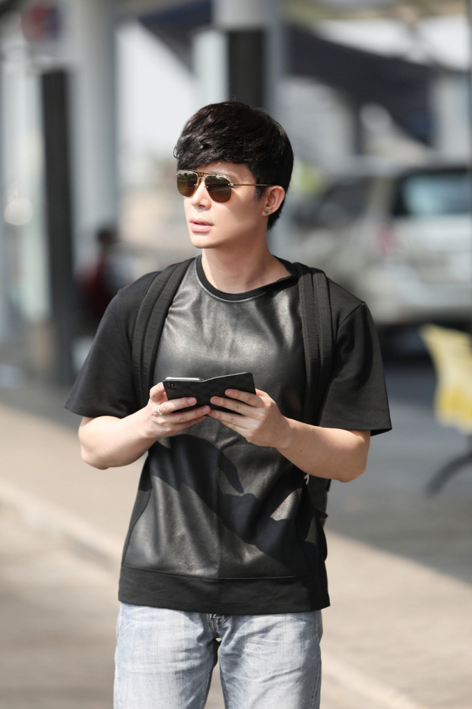 Ngoài ra, làng giải còn biết đến ca sĩ Nathan Lee như tay chơi hàng hiệu nổi tiếng. Ảnh: Phapluatplus.