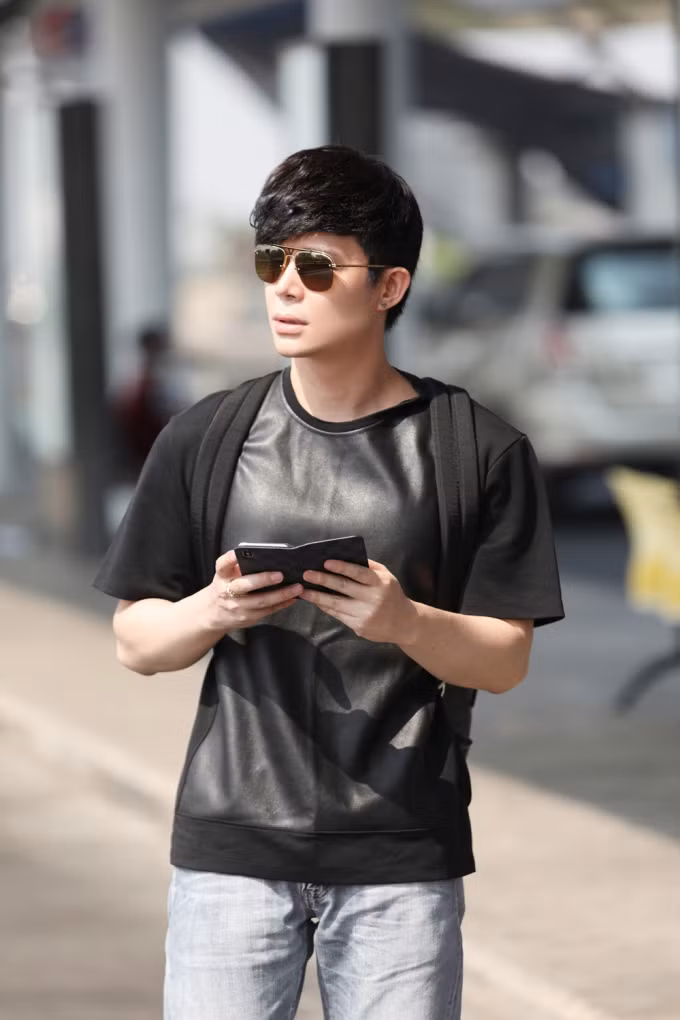 Ngoài ra, làng giải còn biết đến ca sĩ Nathan Lee như tay chơi hàng hiệu nổi tiếng. Ảnh: Phapluatplus.