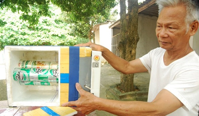 Máy điều hòa tự chế từ hộp xốp và vỏ lon bia. Ảnh: Baonghean.