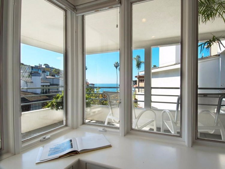 Trong nhà có nhiều cửa kính lớn nhìn ra bên ngoài.