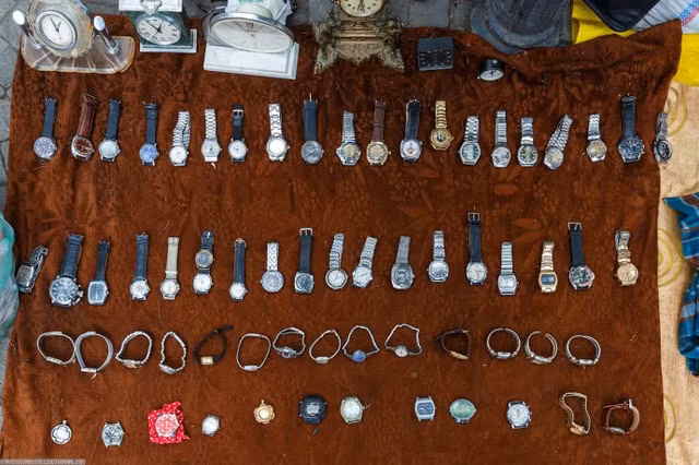 Nếu may mắn, khách hàng còn có thể mua được những món đồ cổ giá trị như đồng hồ đeo tay của các thương hiệu nổi tiếng. Ảnh: Baidu.