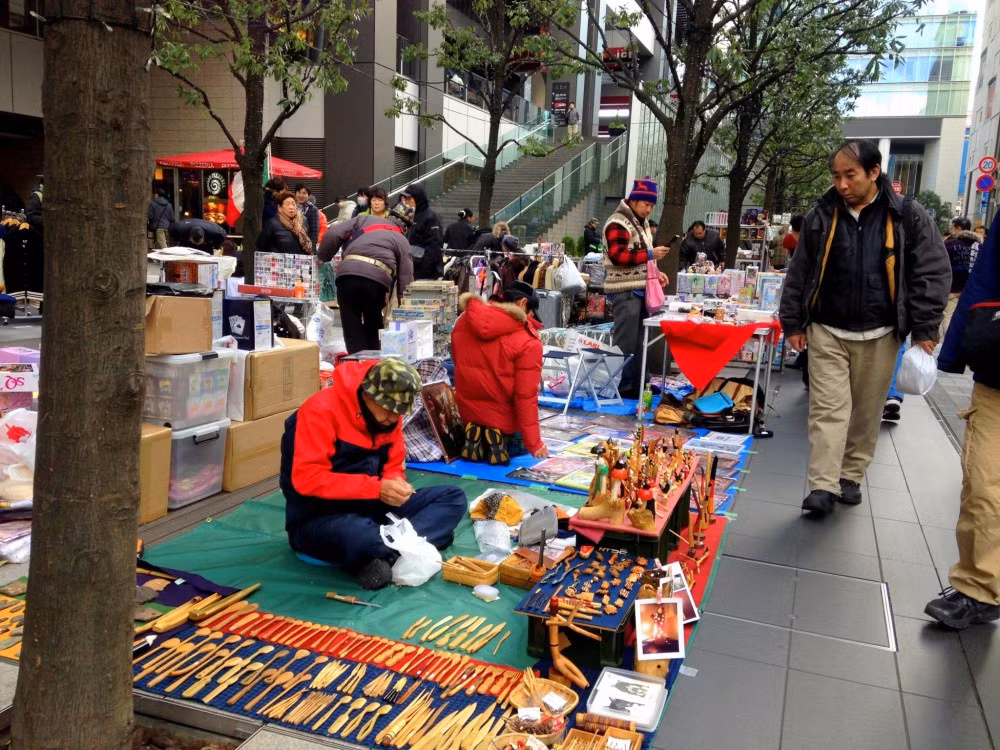 Chợ không tổ chức cố định tại một địa điểm cụ thể mà thường diễn ra vòng quanh Tokyo, vào thứ 7 và Chủ nhật hàng tuần, từ 10h – 16h. Ảnh: Travel Japan.
