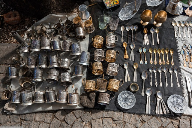 Mặt hàng thường thấy nhất ở chợ là trang sức, đồ ca khí, dao nĩa, cốc chén…Ảnh: Baidu.