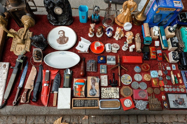 Hàng hóa được phân loại, bày biện trên các tấm bạt lớn, thuận tiện cho người mua xem và lựa chọn. Ảnh: Printest.