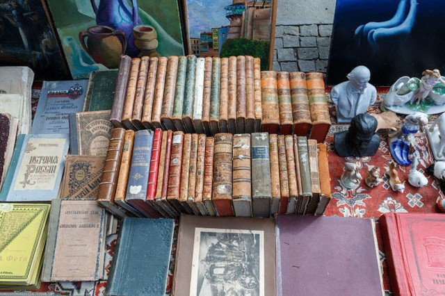 Ngoài ra còn có cả sách cũ. Ảnh: Baidu.