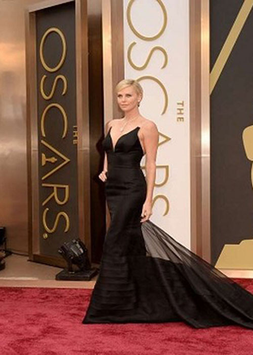 Chiếc váy đen quý phái Dior do Charlize Theron diện tại Oscar 2014 có giá 90.000 USD (hơn 2 tỷ đồng).