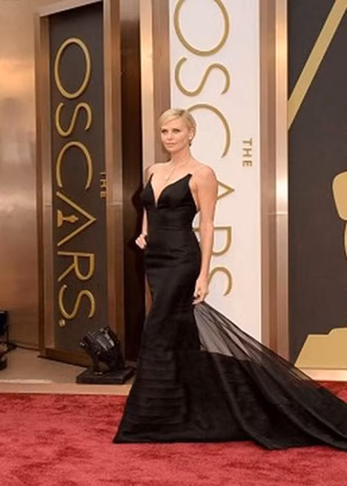 Chiếc váy đen quý phái Dior do Charlize Theron diện tại Oscar 2014 có giá 90.000 USD (hơn 2 tỷ đồng).