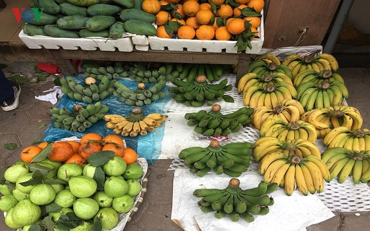 Đủ các loại chuối thắp hương được bày bán.