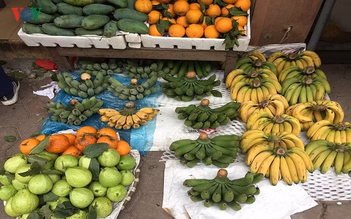 Đủ các loại chuối thắp hương được bày bán.