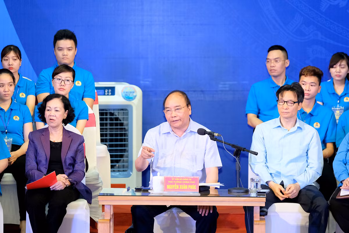 Thủ tướng đối thoại với công nhân. Ảnh VGP/Quang Hiếu