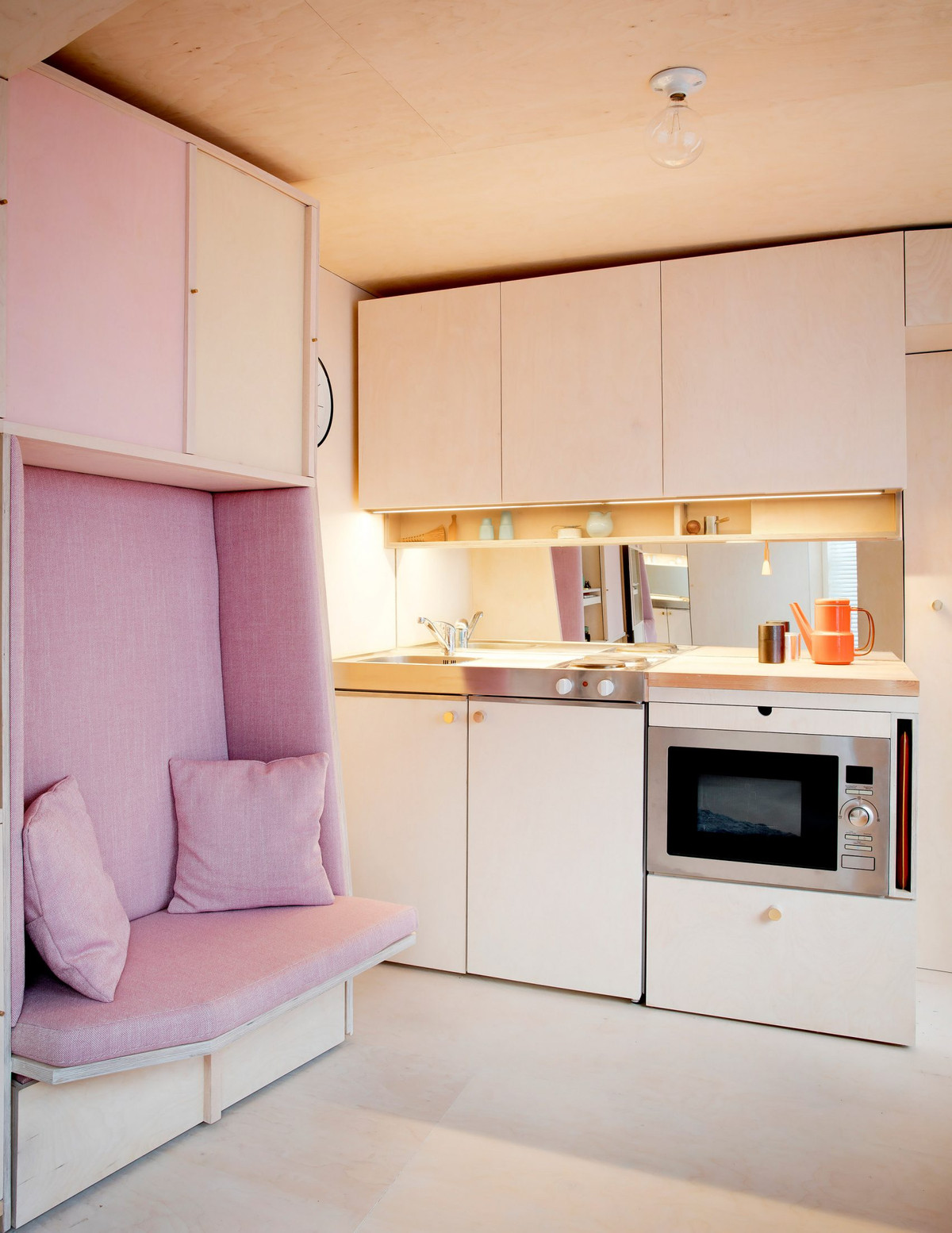 Dù chỉ 13m2 nhưng trong nhà vẫn có một góc bếp tiện nghi và xinh xắn.