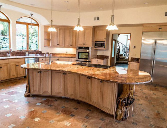 Từ bên ngoài, ngôi nhà gỗ trông khá hiện đại, nhưng khi bước vào bên trong là một sự kết hợp độc đáo giữa các loại gỗ xẻ. Các cành cây dường như mọc ra từ những bức tường ôđến những thân cây được sử dụng để làm bàn ăn sáng