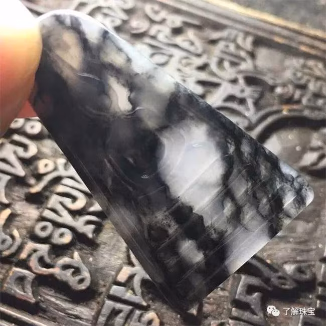 Miếng ngọc bích có tạc hình Phật với niềm tin mang lại may mắn, bình an.