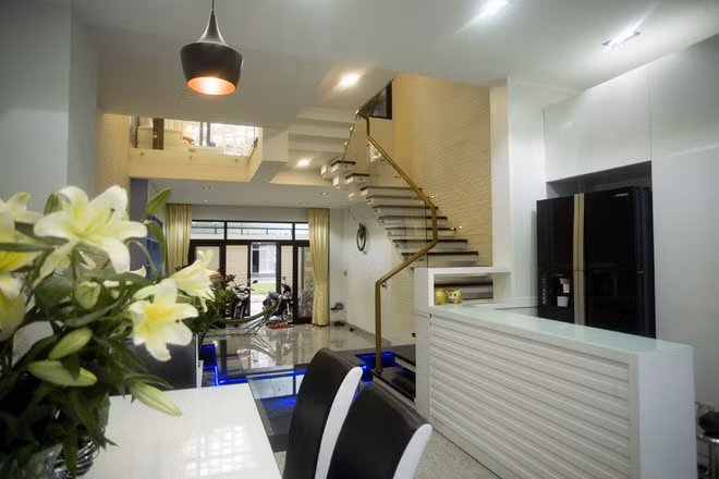 Ngôi nhà 3 tầng thanh thoát và có sự phá cách so với nhiều nhà phố thường thấy.