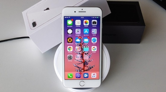 Thực tế iPhone 8 Plus có thiết kế giống iPhone 8 nhưng màn hình lớn hơn kích thước 5,5 inch, độ phân giải cao hơn 1080 x 1920 pixel nhưng vẫn hỗ trợ công nghệ True Tone và 3D Touch. Riêng phần cứng của 8 Plus lại tương tự như iPhone X với vi xử lý Apple A11 Bionic, RAM 3GB, tùy chọn bộ nhớ trong 64/128GB.