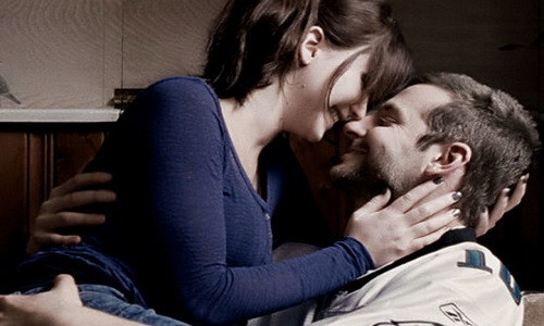 Jennifer Lawrence &amp; Bradley Cooper trong Silver Linings Playbook (2012): Bị bạn diễn của loạt The Hunger Games “lên án” vì những cảnh trao môi, nhưng bản thân Jennifer Lawrence cũng có lần tỏ ra khó chịu với bạn diễn về chuyện này. Đó là khi cô đóng chung với Bradley Cooper trong tác phẩm lãng mạn Silver Linings Playbook. JLaw cho rằng miệng tài tử quá ướt át khi họ diễn cảnh mặn nồng trước ống kính. Dù sao, Lawrence cũng không cần phải phàn nàn quá nhiều, bởi đây là vai diễn giúp cô giành giải Nữ diễn viên chính xuất sắc tại Oscar 2013.