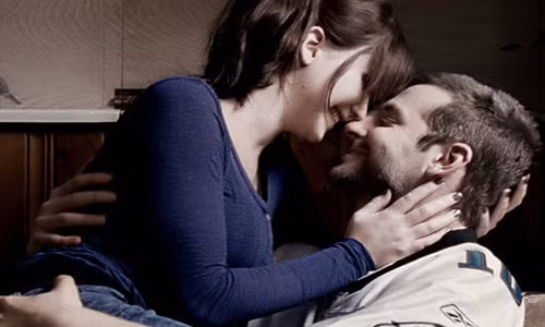 Jennifer Lawrence &amp; Bradley Cooper trong Silver Linings Playbook (2012): Bị bạn diễn của loạt The Hunger Games “lên án” vì những cảnh trao môi, nhưng bản thân Jennifer Lawrence cũng có lần tỏ ra khó chịu với bạn diễn về chuyện này. Đó là khi cô đóng chung với Bradley Cooper trong tác phẩm lãng mạn Silver Linings Playbook. JLaw cho rằng miệng tài tử quá ướt át khi họ diễn cảnh mặn nồng trước ống kính. Dù sao, Lawrence cũng không cần phải phàn nàn quá nhiều, bởi đây là vai diễn giúp cô giành giải Nữ diễn viên chính xuất sắc tại Oscar 2013.