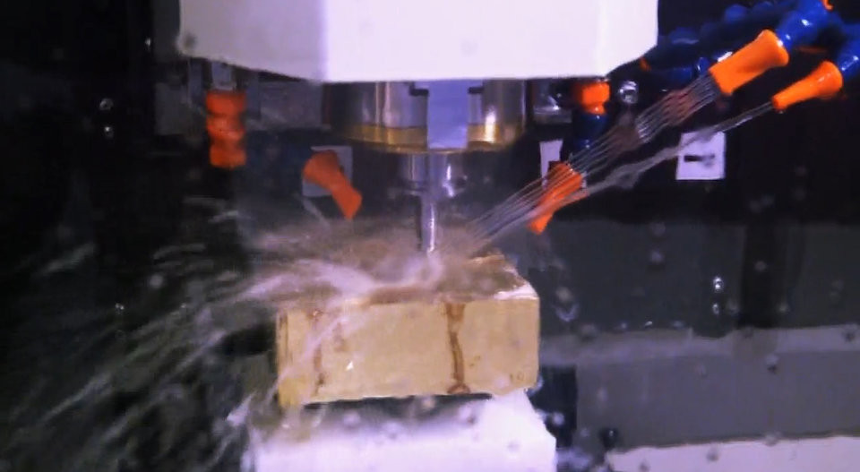 Patek Philippe dùng tia laser công nghệ cao với các thao tác trên máy tính chính xác tới từng chi tiết nhỏ để cắt phần thân đồng hồ.