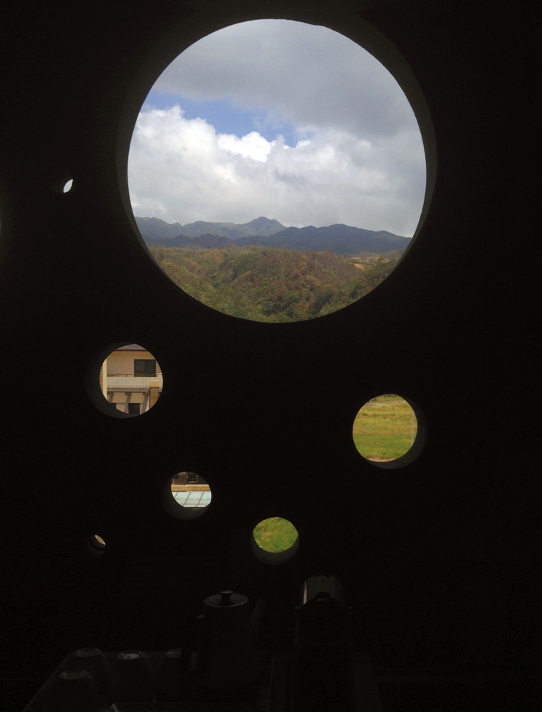 Các hình tròn với nhiều kích thước đan xen nhau làm giảm độ mạnh của gió biển, khiến gió đi vào nhà với tốc độ hài hoà hơn.