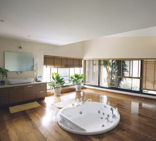 Trên tầng 3 có một spa mini với nội thất chủ yếu làm từ gỗ cao cấp.