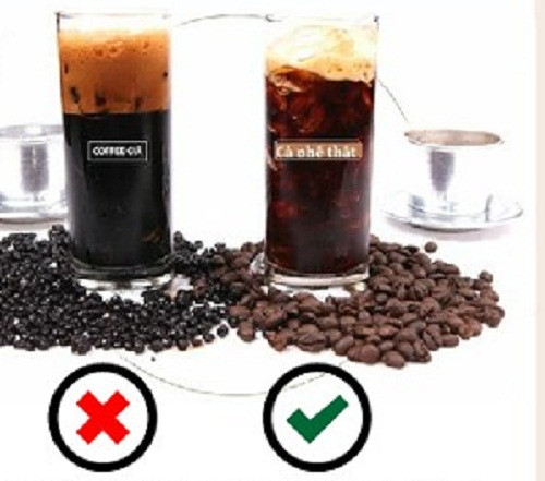 Nước cà phê thật còn có bọt nâu sáng nhanh xẹp, không ánh cầu vồng. Ảnh: Pháp luật TP HCM.