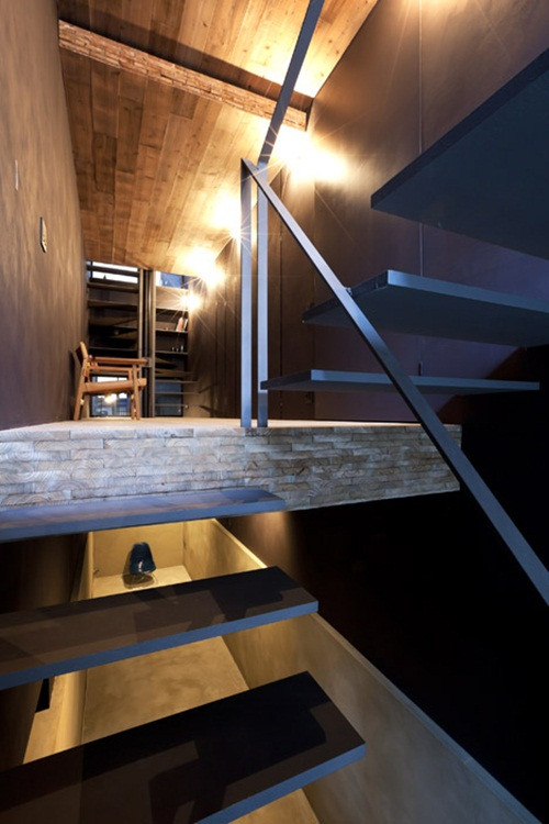 Tầng một được sử dụng làm nhà kho. Tầng 2 kê bàn ăn và không gian sinh hoạt chính. Tầng 3,4 là khu vực nghỉ ngơi, phòng tắm.