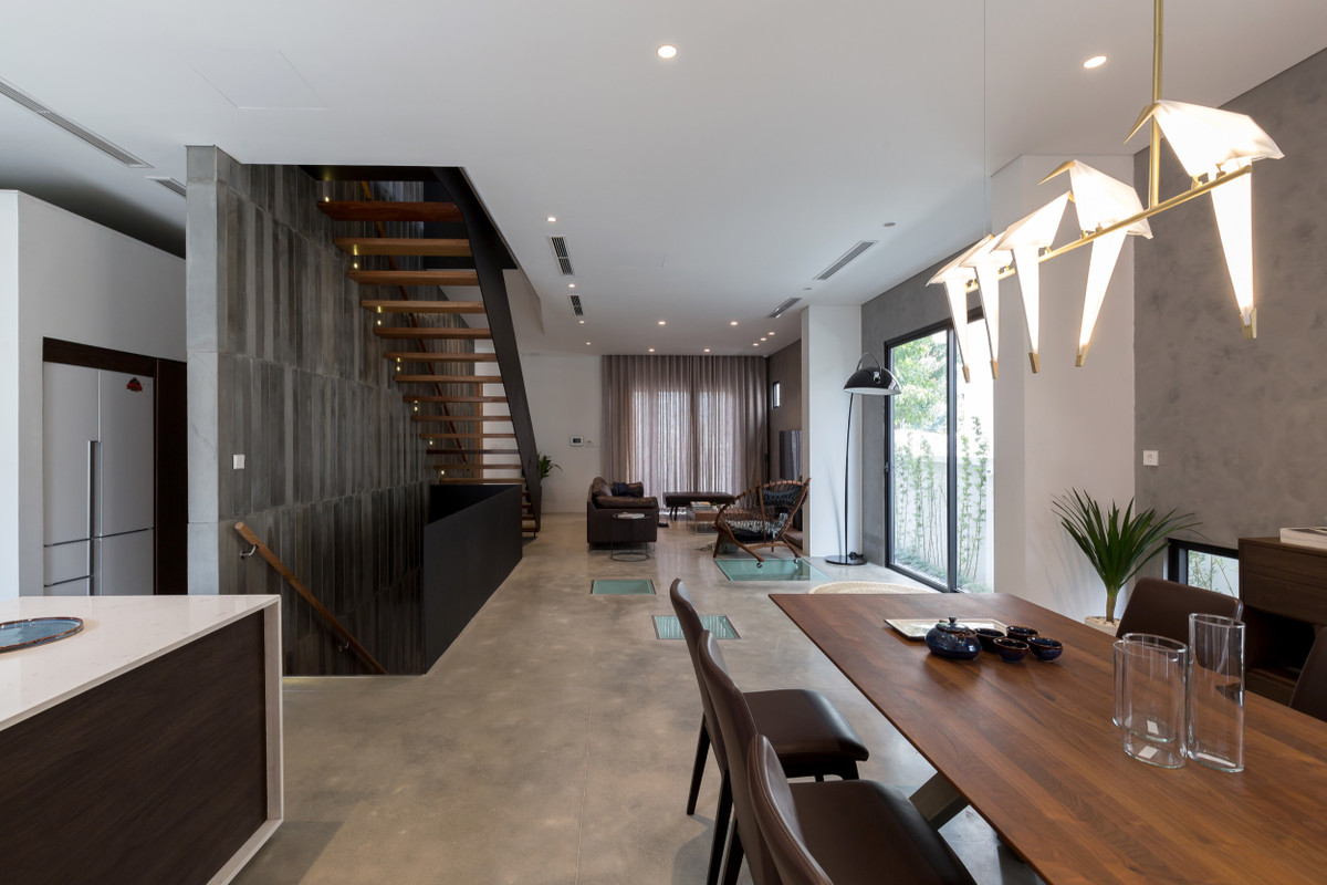 Cạnh đó là khu vực bếp và bàn ăn.