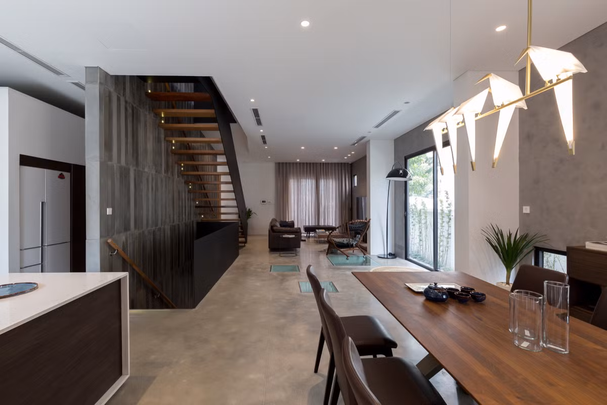 Cạnh đó là khu vực bếp và bàn ăn.