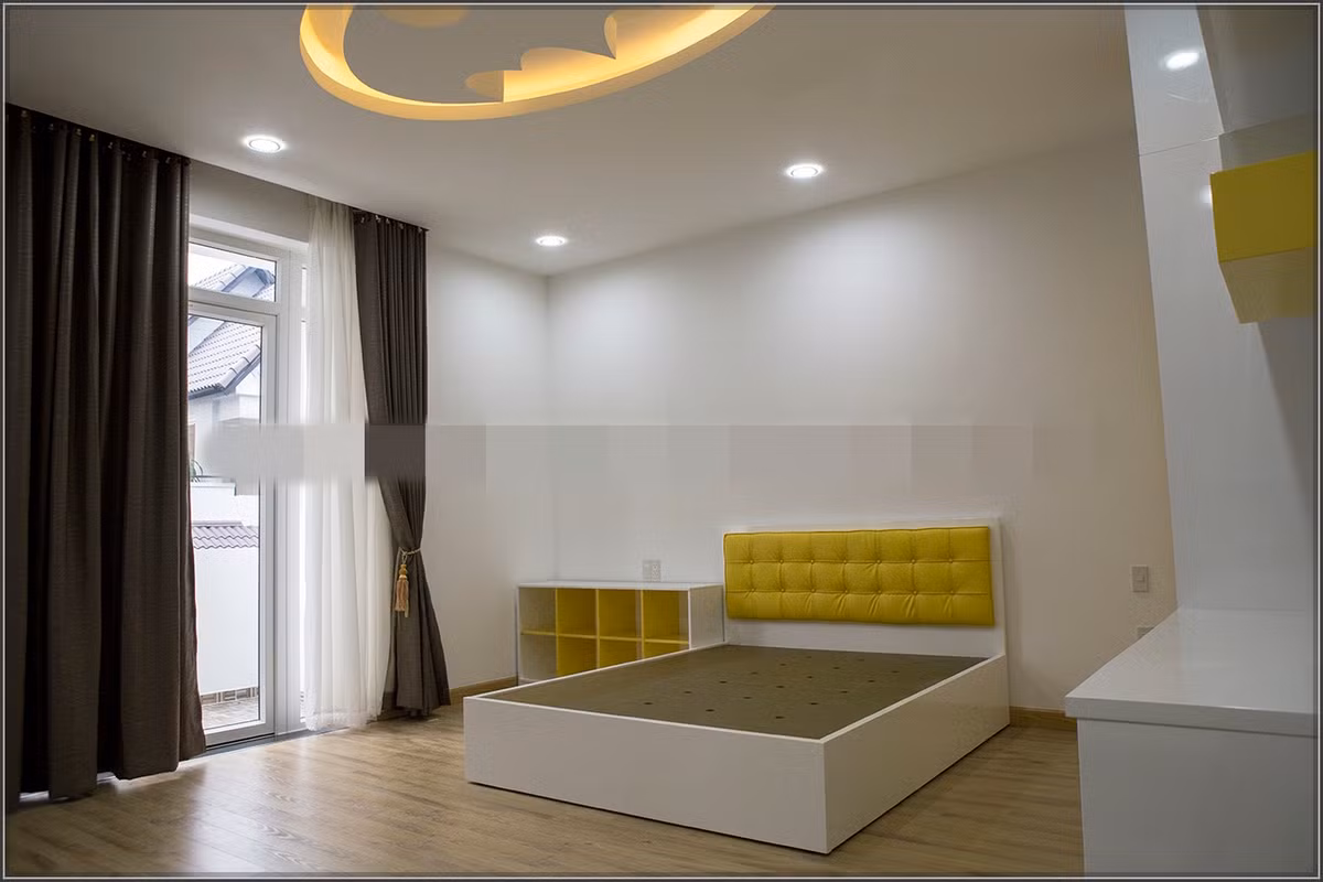 Phòng ngủ bé trai có cửa mở ra ban công lấy ánh sáng.