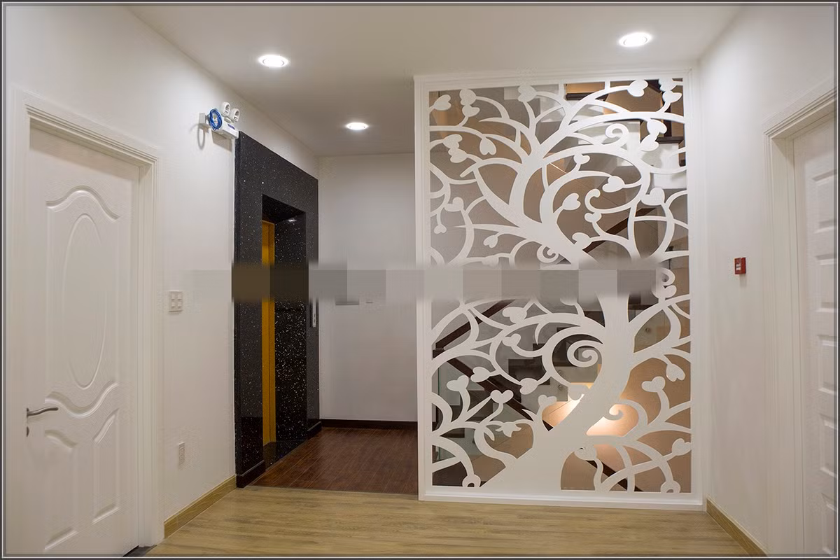 Vách ngăn trang trí xuất hiện nhiều vị trí trong căn biệt thự 4 tầng. 