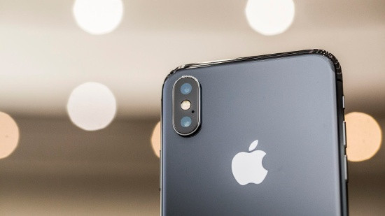 Camera chính là một trong những “vũ khí” của iPhone X, máy có cụm camera kép mặt sau 12 megapixel với một camera thường khẩu độ f/1.8 và 1 camera tele khẩu độ f/2.4. Cả hai camerra sau đều có chống rung quang học cùng 4 đèn LED flash để cải thiện chụp ảnh thiếu sáng.