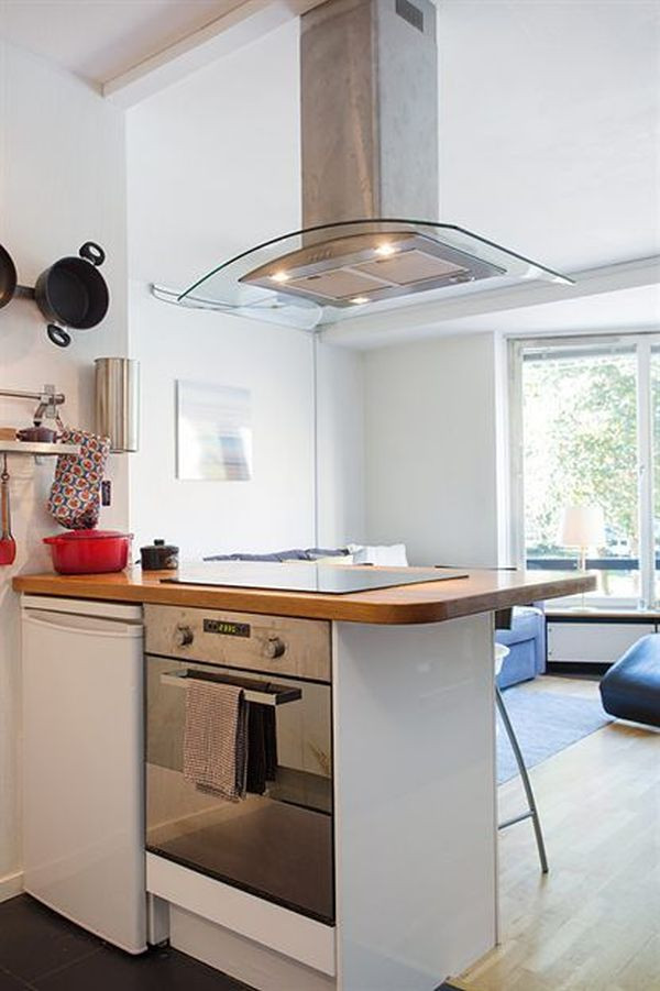 Do thông với phòng khách, khu vực nấu ăn cũng có tầm nhìn hướng ra bên ngoài đẹp mắt.