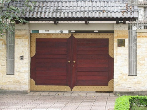 Mẫu cổng gỗ có mái che đang trở thành xu hướng được ưa chuộng tại các thành phố lớn. Ảnh: Skyhome.