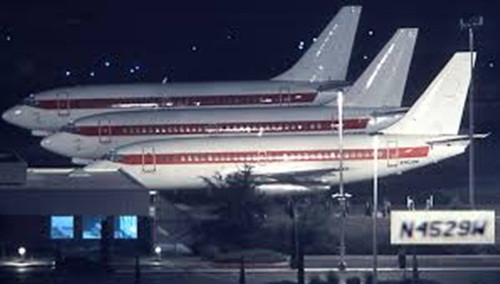 Janet Airlines vận hành một phi đội gồm 6 máy bay Boeing 737-600. Những chiếc máy bay này có đặc điểm dễ nhận thấy là một đường sọc dài màu đỏ nổi bật giữa phi cơ thân màu trắng. Ảnh: Wiki.