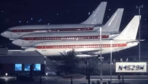 Janet Airlines vận hành một phi đội gồm 6 máy bay Boeing 737-600. Những chiếc máy bay này có đặc điểm dễ nhận thấy là một đường sọc dài màu đỏ nổi bật giữa phi cơ thân màu trắng. Ảnh: Wiki.