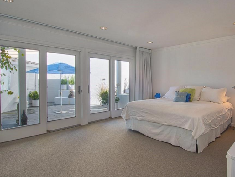 Một phòng ngủ có tầm nhìn hướng ra sân.