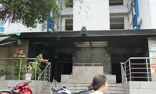 Chiều nay, lực lượng chức năng TP.HCM vẫn phong tỏa, khám nghiệm hiện trường vụ cháy nghiêm trọng tại chung cư Carina Plaza (P.16,Q.8) khiến 13 người chết