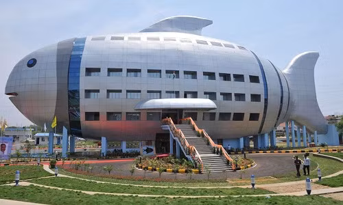  Tòa nhà hình cá là một ví dụ điển hình cho trường phái kiến trúc mô phỏng. Đây là trụ sở của Ban Phát triển Thủy sản Quốc gia tại Telangana, Ấn Độ.