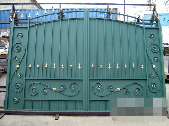 Cổng sắt kín đáo, đảm bảo sự riêng tư khi từ bên ngoài không thể nhìn vào bên trong. Ảnh: Xayladep.