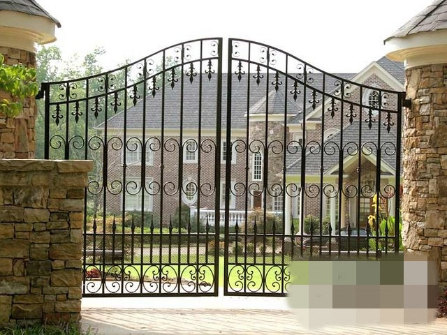 Mẫu cổng sắt đơn giản, mang trong mình một nét tân cổ điển. Ảnh: Xayladep.
