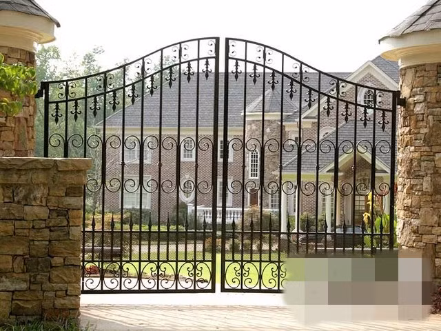 Mẫu cổng sắt đơn giản, mang trong mình một nét tân cổ điển. Ảnh: Xayladep.