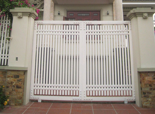 Mẫu cổng sắt hộp 2 cánh hiện đại. Ảnh: Webxaydung.