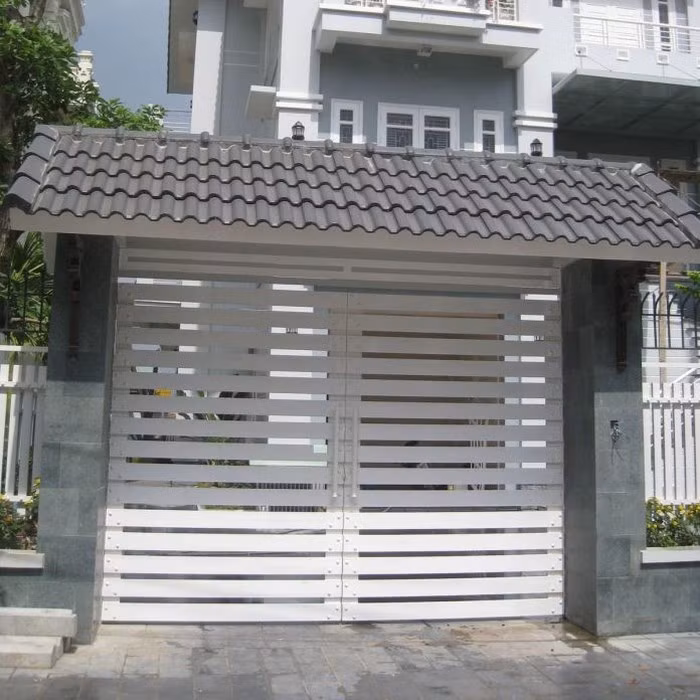 Ngói nâu kết hợp cổng trắng hài hòa mang đến vẻ đẹp cuốn hút. Ảnh: Camnanglamnha.