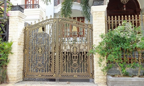 Cổng sắt sang trọng với nhiều họa tiết hoa văn cầu kỳ, phù hợp với biệt thự. Ảnh: Citywindow.